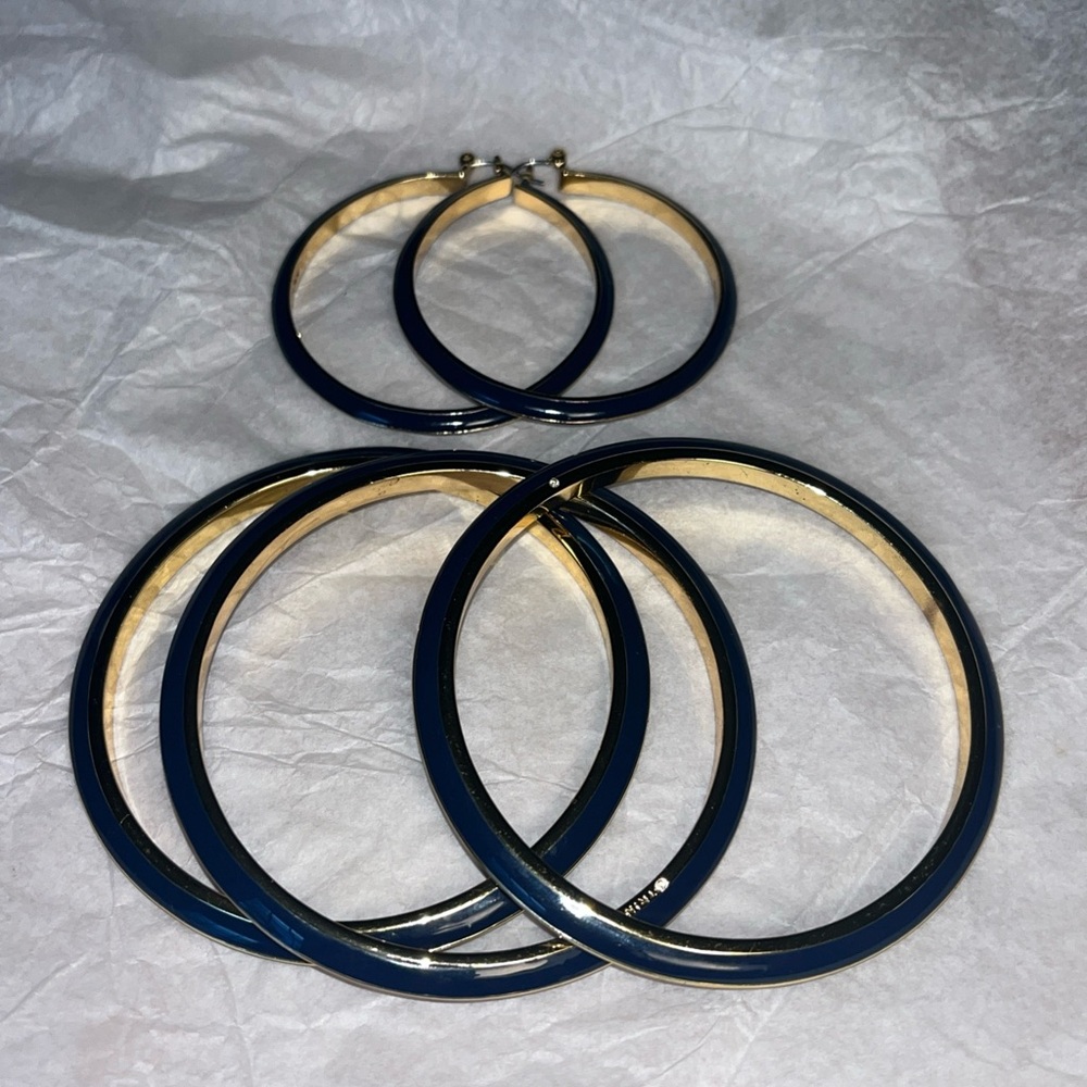 Trina Turk Large Navy Enamel/Gold Tone Hoop Earrings and 3 Matching Bracelets - Picture 3 of 6